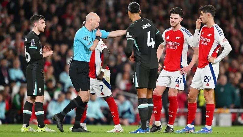 Liverpool đấu với Arsenal 01