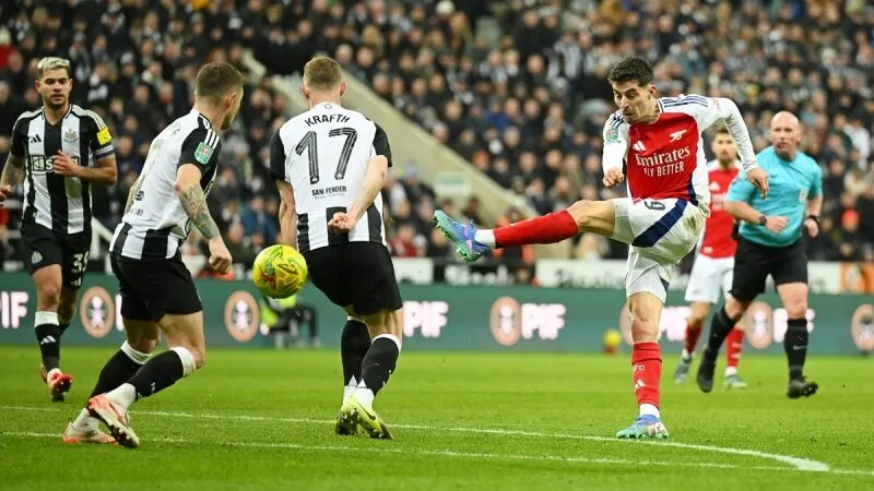 Newcastle đấu với Arsenal 01